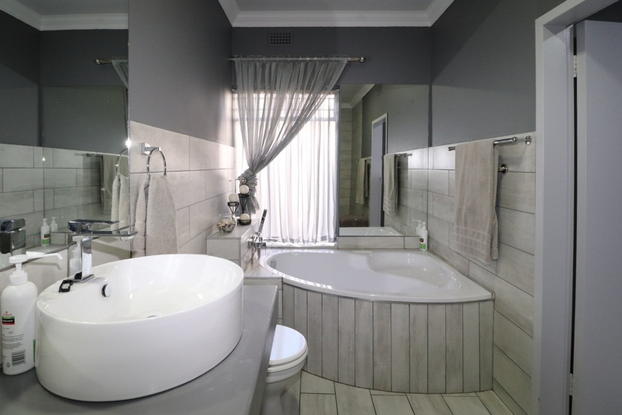 5 Bedroom Property for Sale in Irene Park North West